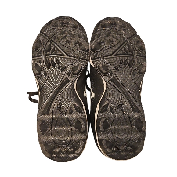 Mizuno Black and White Sneakers - Picture 3 of 6